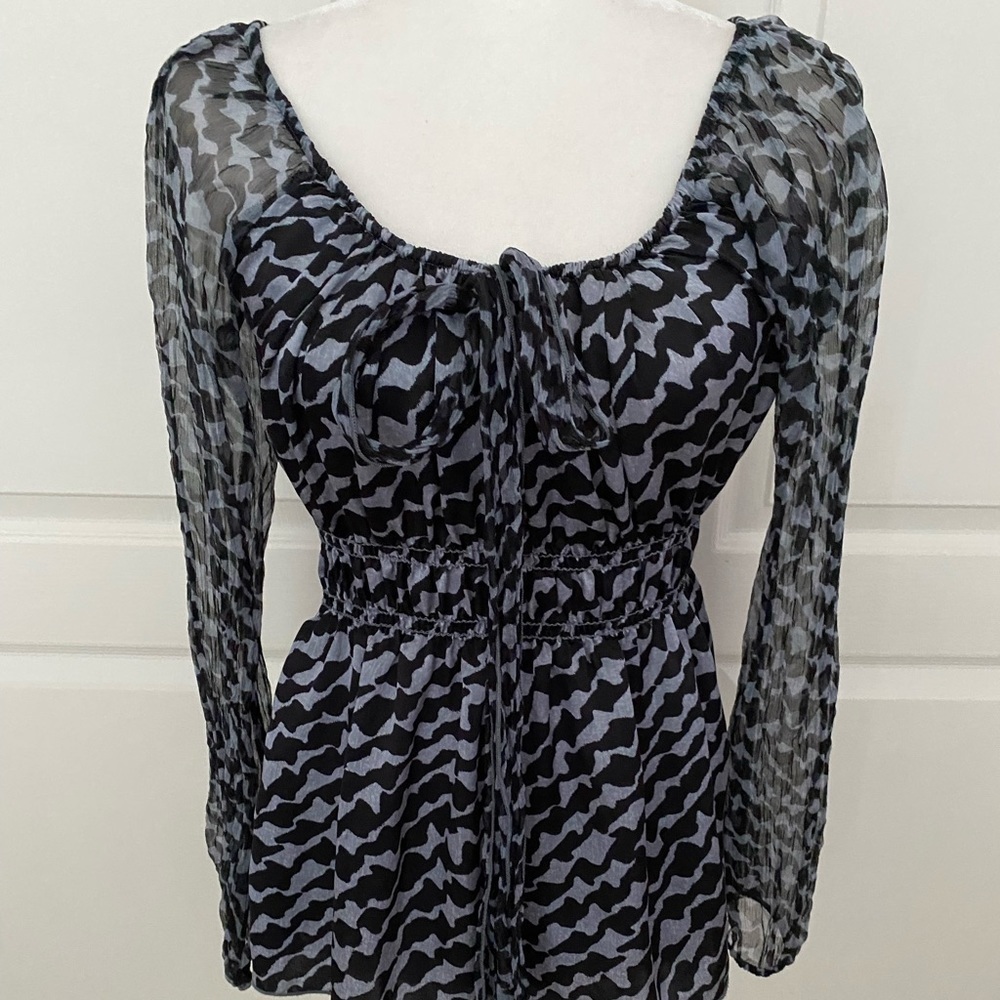 Karen Kane Gray and Black Geometric Print Top - Size Medium - Picture 2 of 14